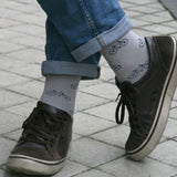 Calcetines grises con estampado fresco de bicicletas